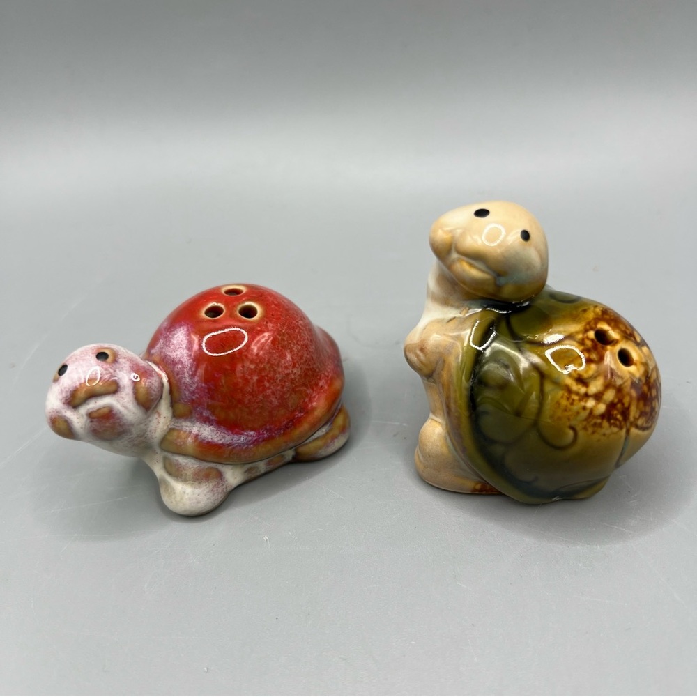 Vintage turtle salt and pepper shakers Adorable